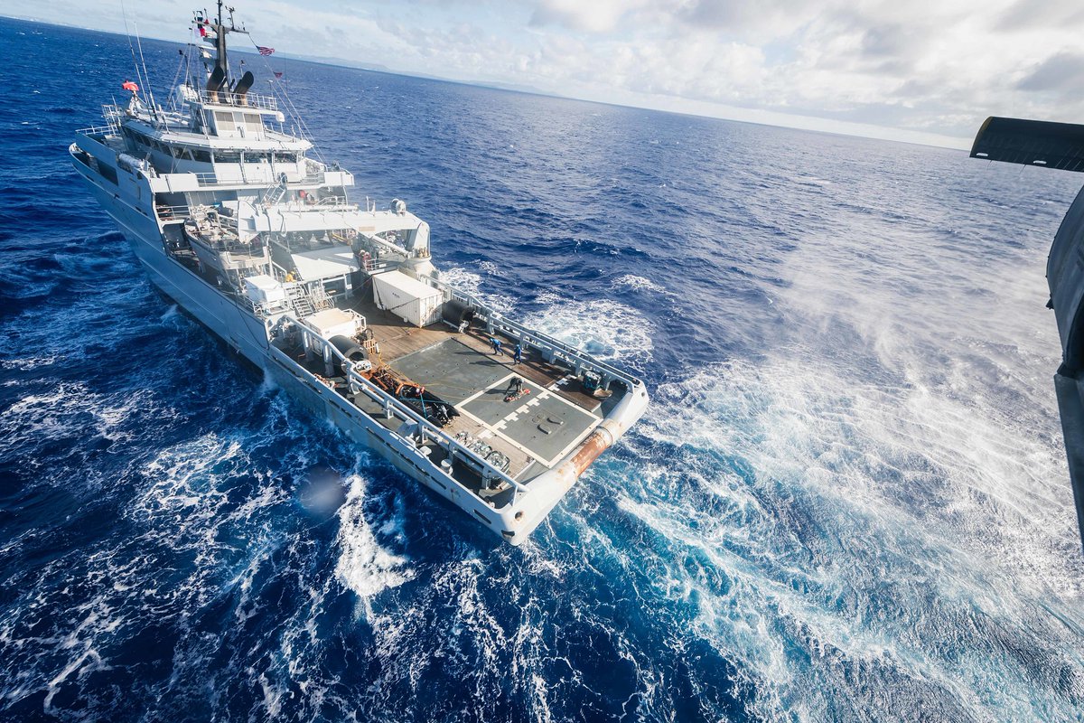 USA: Photos documenting Guam-based Marine Combat Helicopter Squadron (HSC 25) and French Navy FS Seine (A 604) conducting helicopter training in the Philippine Sea