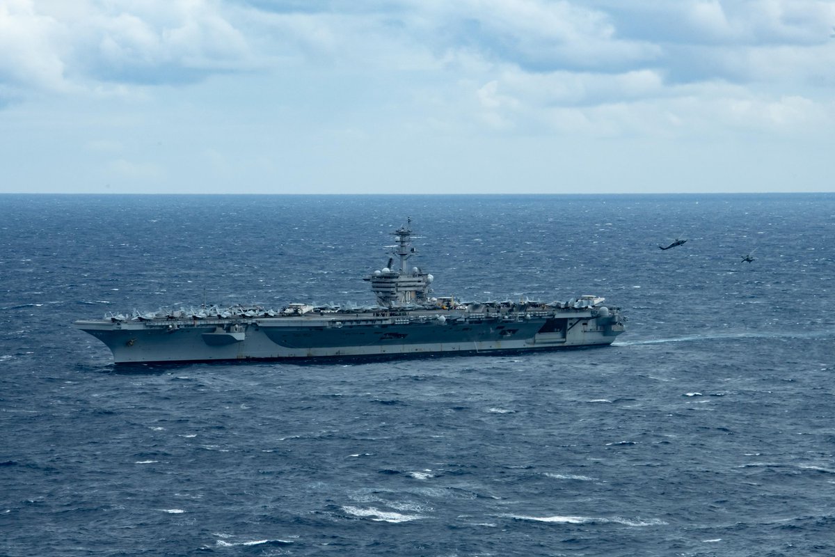 USA : Photos de l'US Navy qui montrent le porte-avions à propulsion nucléaire USS Carl Vinson (CVN 70) qui procède à une cérémonie de passation de commandement aérien dans la mer des Philippines