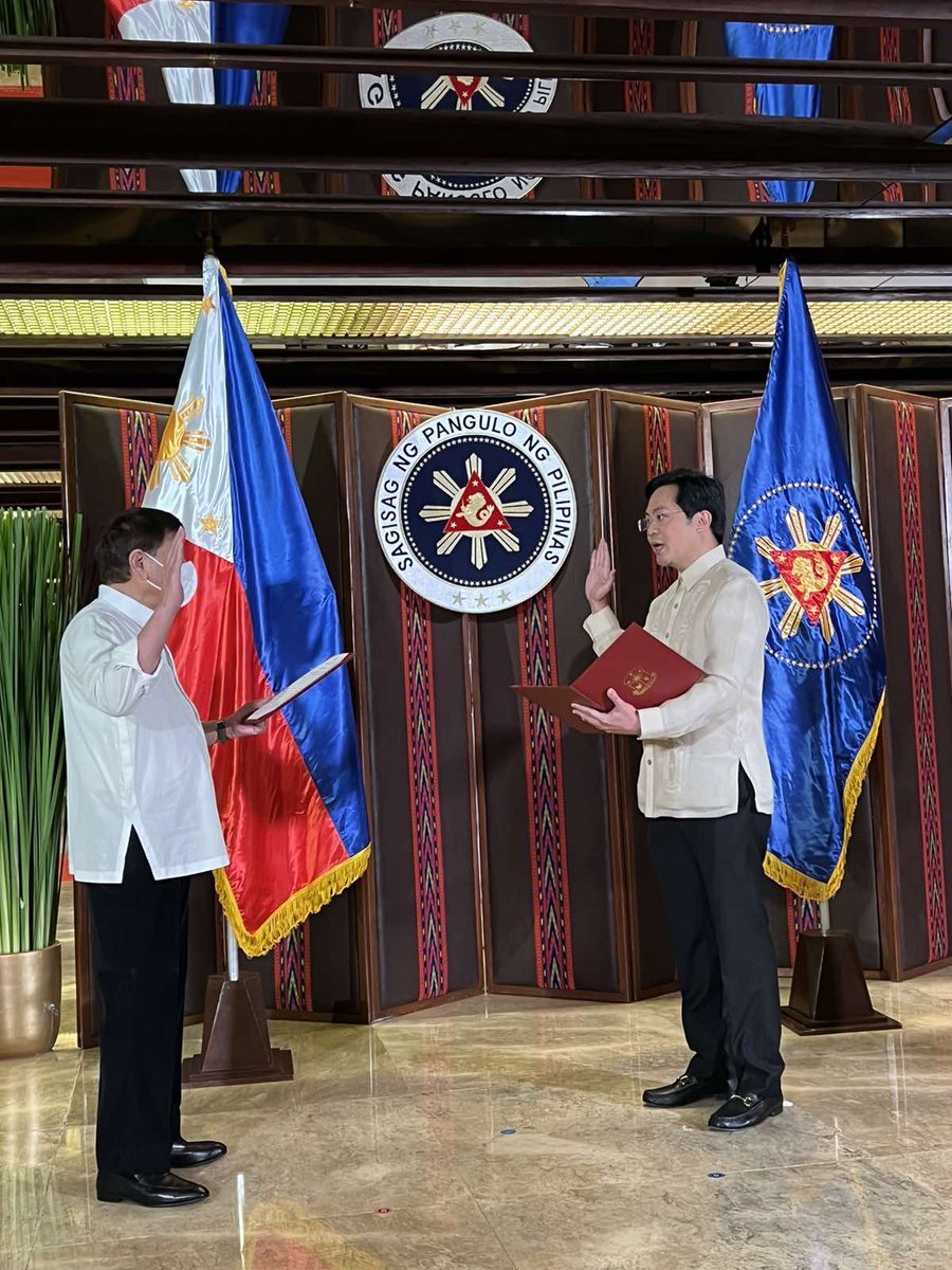 President Rodrigo Duterte appoints Cabinet Sec. and acting spokesman Karlo Nograles as the new chairman of the Civil Service Commission.  Nograles took his oath as the CSC chairman before President Duterte in Malacañang Palace on Monday