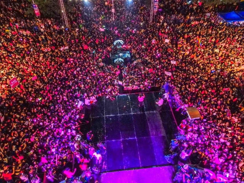 Drone shots of the Kakampink crowd during the Leni-Kiko campaign rally in General Santos City on Tuesday night, March 15. : Team Kiko/Jimmy Dasal.   @MB_RAntonio