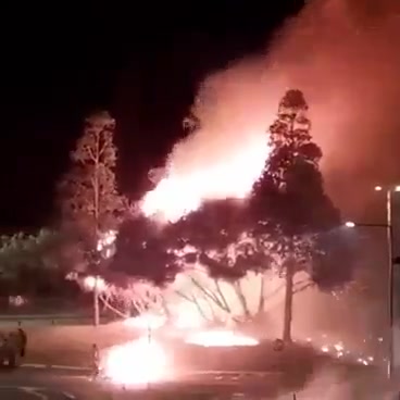 Molotov cocktail thrown at a car, roundabout set on fire, supermarket looted. tensions now affect the southern districts of Nouméa. L'Eau vive seems to be in the hands of the demonstrators
