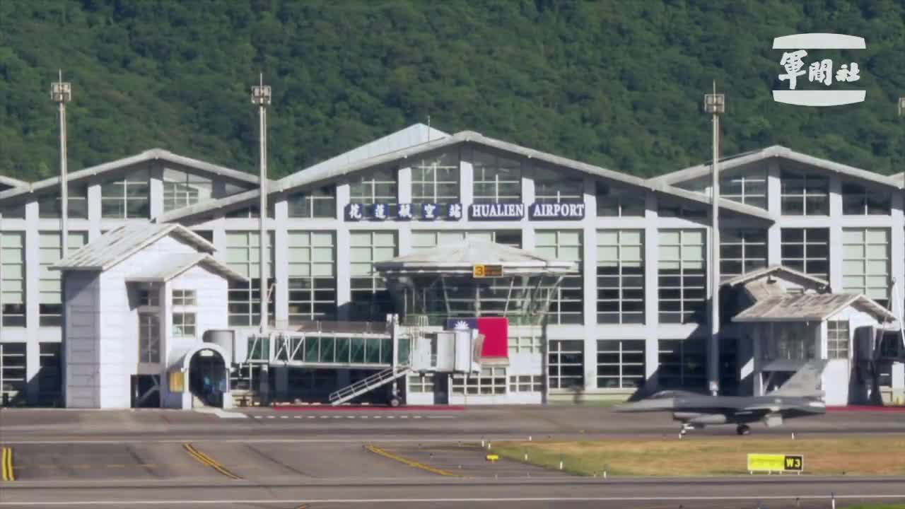 Aviones militares de todo tipo también practicaron cómo reposicionarse en bases aéreas mejor protegidas en la costa este, como Hualien, que están más lejos de una posible línea de frente.