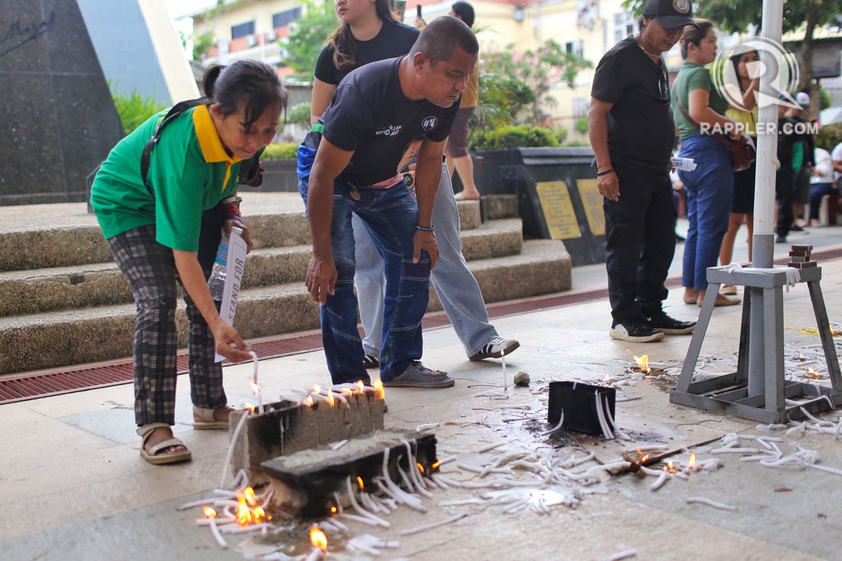 Os apoiadores de Rodrigo Duterte na Cidade de Davao protestam contra a prisão do ex-presidente na terça-feira, 11 de março. O Tribunal Penal Internacional emitiu um mandado de prisão contra Duterte, que está concorrendo à prefeitura da Cidade de Davao nas eleições de 2025.