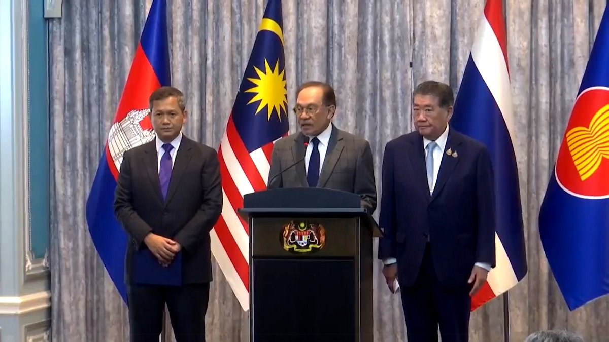 Le Premier ministre malaisien Anwar Ibrahim, président de l'ASEAN, a annoncé que le Premier ministre par intérim Phumtham Wechayachai et le Premier ministre cambodgien Hun Manet ont convenu d'un cessez-le-feu immédiat et inconditionnel entrant en vigueur à minuit, marquant la première étape vers la désescalade et reflétant les progrès dans les pourparlers.