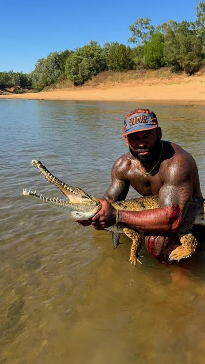 Avustralyalı yetkililer, Queensland'da vahşi timsahlarla yasadışı güreş yaptığı gerekçesiyle ABD'li fenomen Mike Holston'ı (Gerçek Tarzan) soruşturuyor. 37.500 Avustralya dolarına kadar para cezası bekleniyor.